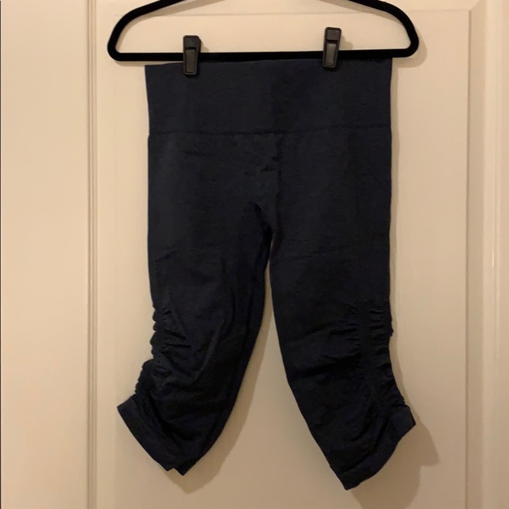 Navy Lululemon crop leggings!